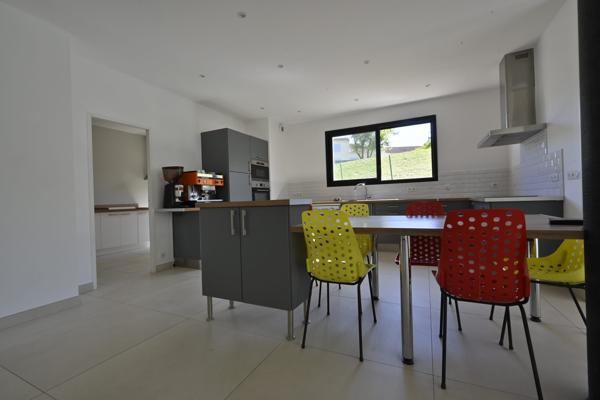Maison contemporaine sur  sous-sol, trois chambres à Saintes