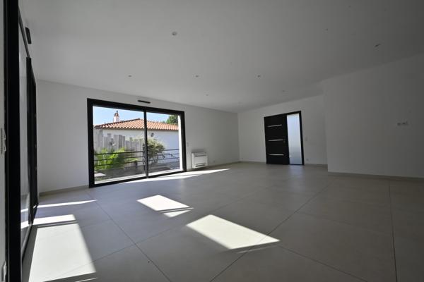 Maison contemporaine sur  sous-sol, trois chambres à Saintes