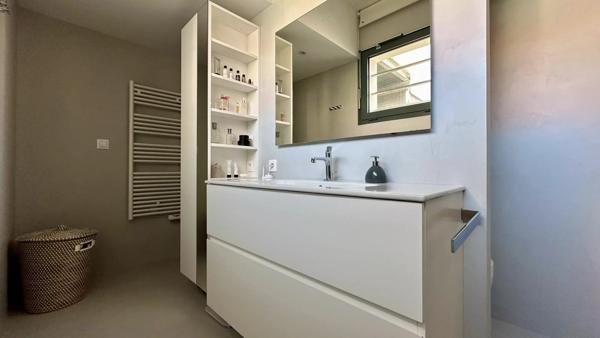 Villa d’Architecte dans le Triangle d’Or : volumes, design et rareté absolue