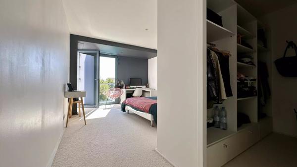 Villa d’Architecte dans le Triangle d’Or : volumes, design et rareté absolue