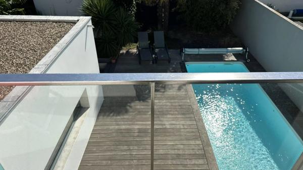 Villa d’Architecte dans le Triangle d’Or : volumes, design et rareté absolue