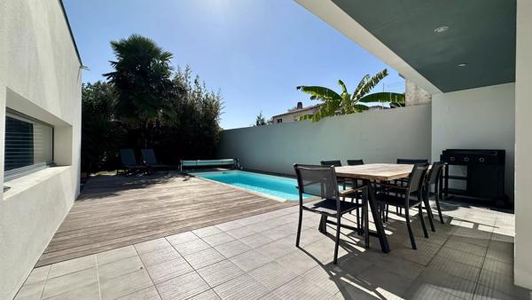 Villa d’Architecte dans le Triangle d’Or : volumes, design et rareté absolue