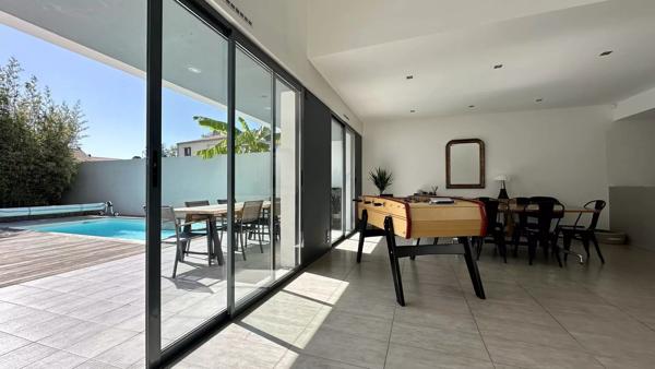 Villa d’Architecte dans le Triangle d’Or : volumes, design et rareté absolue