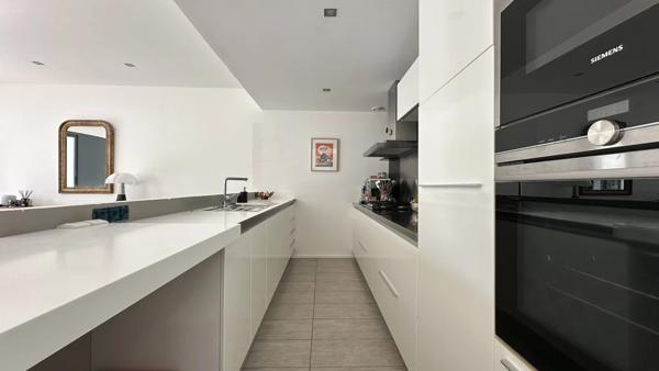 Villa d’Architecte dans le Triangle d’Or : volumes, design et rareté absolue