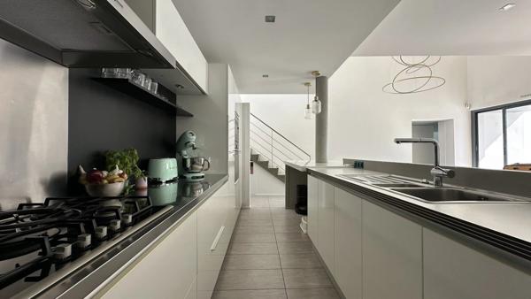 Villa d’Architecte dans le Triangle d’Or : volumes, design et rareté absolue