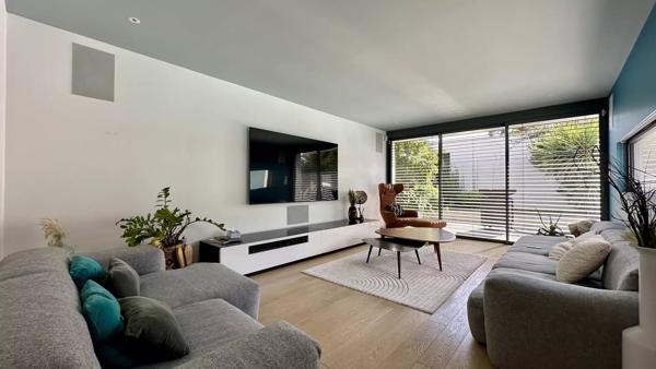 Villa d’Architecte dans le Triangle d’Or : volumes, design et rareté absolue