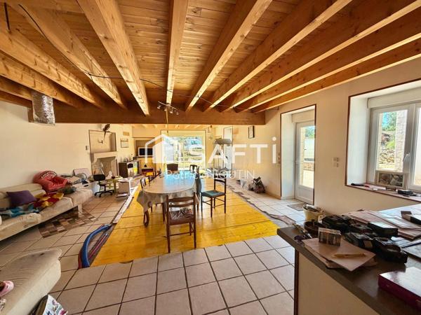 PAVILLON 4 CHAMBRES + BUREAU AVEC JARDIN, DOUBLE GARAGE ET PISCINE A LA CRECHE !