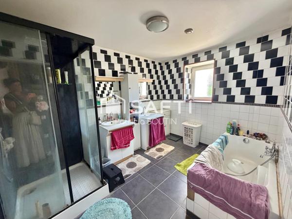 PAVILLON 4 CHAMBRES + BUREAU AVEC JARDIN, DOUBLE GARAGE ET PISCINE A LA CRECHE !