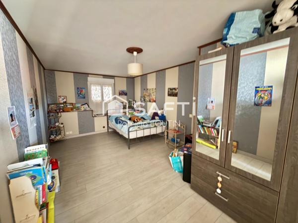 PAVILLON 4 CHAMBRES + BUREAU AVEC JARDIN, DOUBLE GARAGE ET PISCINE A LA CRECHE !