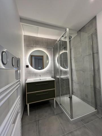 16 appartements du T2 au T3 avec cave et place de parking.