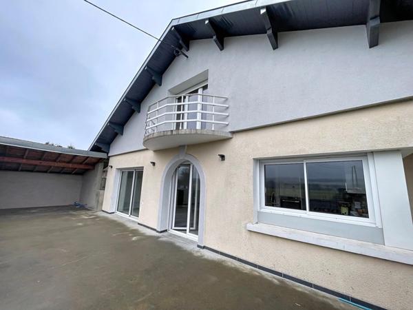 Maison rénovée avec grande terrasse et dépendance