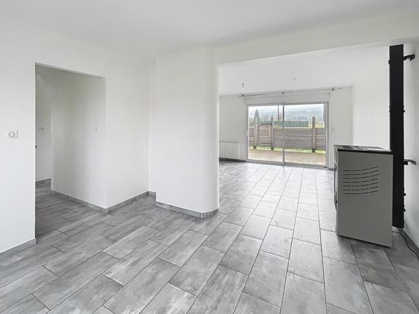 Maison rénovée avec grande terrasse et dépendance