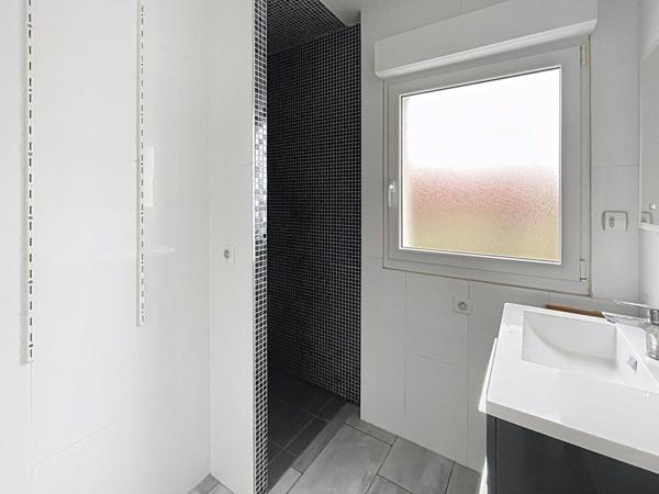 Maison rénovée avec grande terrasse et dépendance