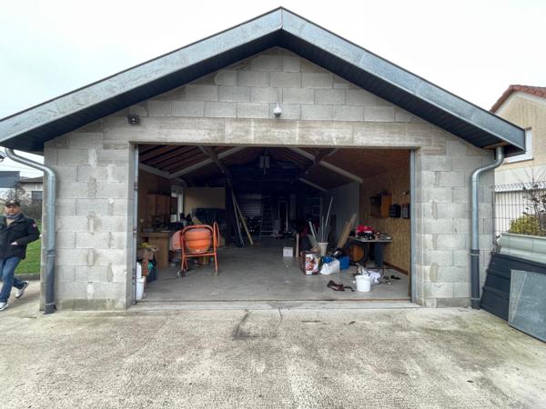 Maison rénovée avec grande terrasse et dépendance