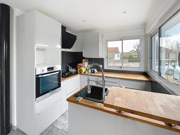 Maison rénovée avec grande terrasse et dépendance