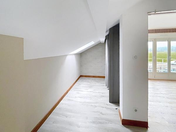 Maison rénovée avec grande terrasse et dépendance