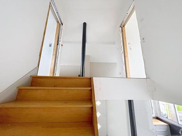 Maison rénovée avec grande terrasse et dépendance