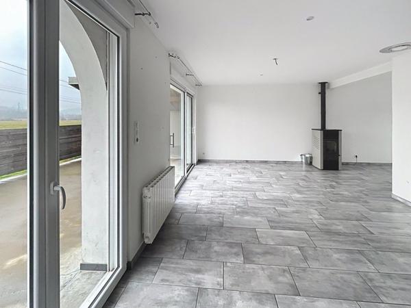 Maison rénovée avec grande terrasse et dépendance