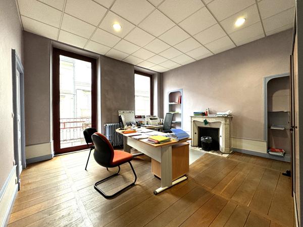 A vendre, plein centre ville de Périgueux, superbe Immeuble de 237 m² sur 4 niveaux
