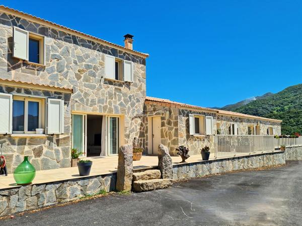 CORSE DU SUD, grande propriété de 508 m2 avec plusieurs logements, vue mer, piscine