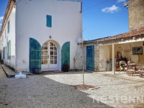 A vendre à l'Eguille, maison de 115m² avec ses 4 chambres en plein centre villle.