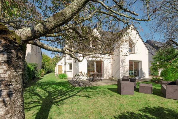 A vendre à Betton maison de 159m² habitable, 180m² au sol, 5 chambres dont 1 au rez-de-chaussée, une salle d'eau, une salle de bains, un double garage, un terrain clos de 629m²
