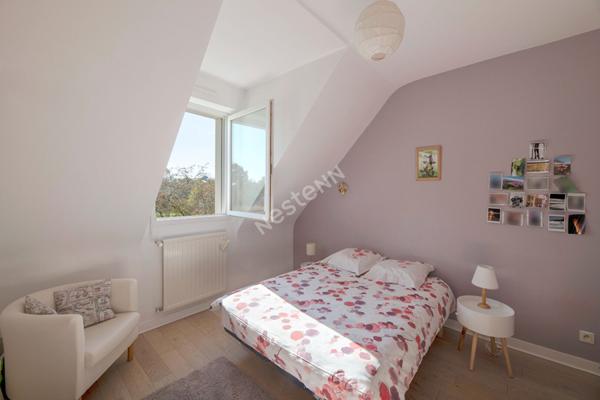 A vendre à Betton maison de 159m² habitable, 180m² au sol, 5 chambres dont 1 au rez-de-chaussée, une salle d'eau, une salle de bains, un double garage, un terrain clos de 629m²