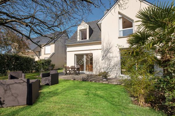 A vendre à Betton maison de 159m² habitable, 180m² au sol, 5 chambres dont 1 au rez-de-chaussée, une salle d'eau, une salle de bains, un double garage, un terrain clos de 629m²