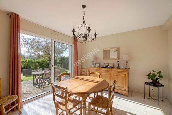 A vendre à Betton maison de 159m² habitable, 180m² au sol, 5 chambres dont 1 au rez-de-chaussée, une salle d'eau, une salle de bains, un double garage, un terrain clos de 629m²