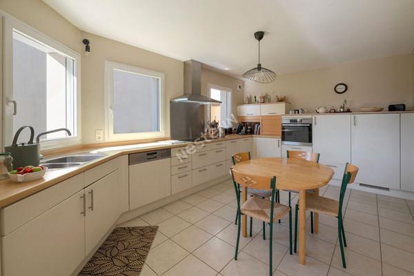 A vendre à Betton maison de 159m² habitable, 180m² au sol, 5 chambres dont 1 au rez-de-chaussée, une salle d'eau, une salle de bains, un double garage, un terrain clos de 629m²