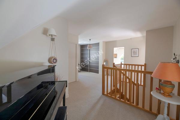 A vendre à Betton maison de 159m² habitable, 180m² au sol, 5 chambres dont 1 au rez-de-chaussée, une salle d'eau, une salle de bains, un double garage, un terrain clos de 629m²