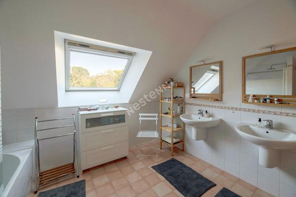 A vendre à Betton maison de 159m² habitable, 180m² au sol, 5 chambres dont 1 au rez-de-chaussée, une salle d'eau, une salle de bains, un double garage, un terrain clos de 629m²
