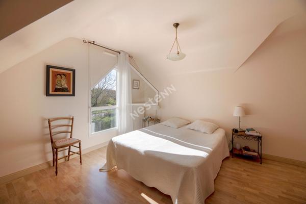 A vendre à Betton maison de 159m² habitable, 180m² au sol, 5 chambres dont 1 au rez-de-chaussée, une salle d'eau, une salle de bains, un double garage, un terrain clos de 629m²