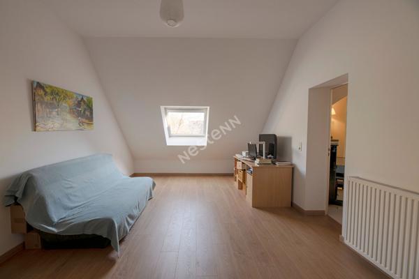 A vendre à Betton maison de 159m² habitable, 180m² au sol, 5 chambres dont 1 au rez-de-chaussée, une salle d'eau, une salle de bains, un double garage, un terrain clos de 629m²