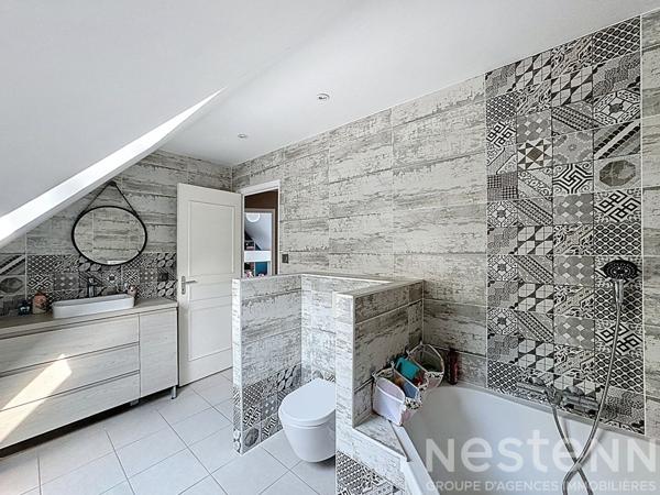 Maison contemporaine, vie de plain pied - 106m² - 4 chambres - sous-sol ; Languidic.