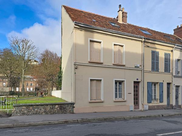 Maison de ville hypercentre Dreux - charme de l'ancien, cour, commerces, écoles et gare à pied