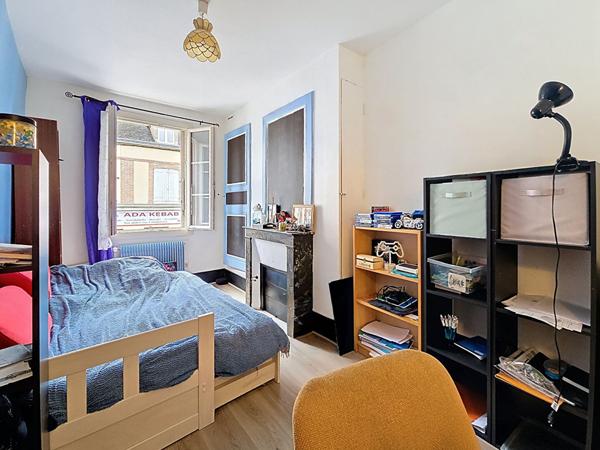 Maison de ville hypercentre Dreux - charme de l'ancien, cour, commerces, écoles et gare à pied