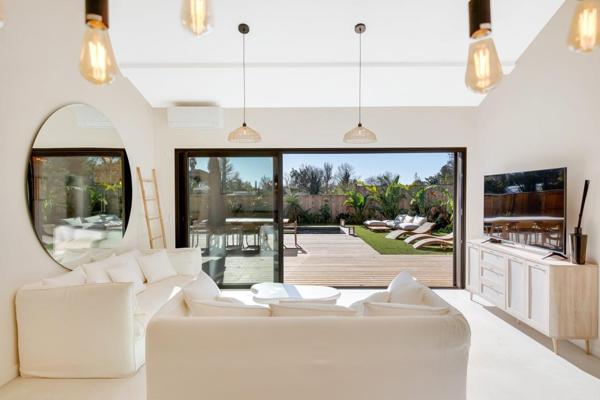 Hyères (83400) Villa récente entre mer et ville.