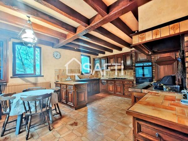 Maison  220M2 habitable, 10 pièces, terrain de 1100M2