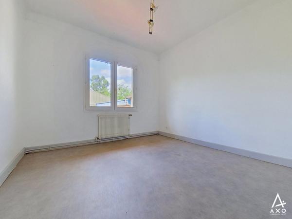 Ensemble immobilier - Maison / parc auto / atelier
