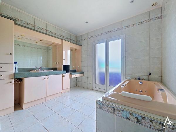 Ensemble immobilier - Maison / parc auto / atelier