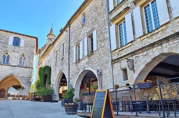 Belle maison de village avec activité commerciale au RDC