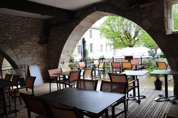 Belle maison de village avec activité commerciale au RDC