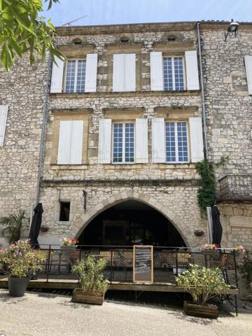 Belle maison de village avec activité commerciale au RDC