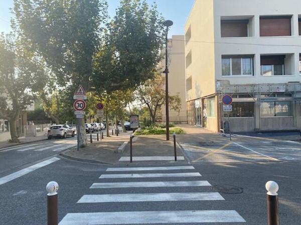 MAGNIFIQUE LOCAL Commercial en Angle de la rue Principale de Rognac