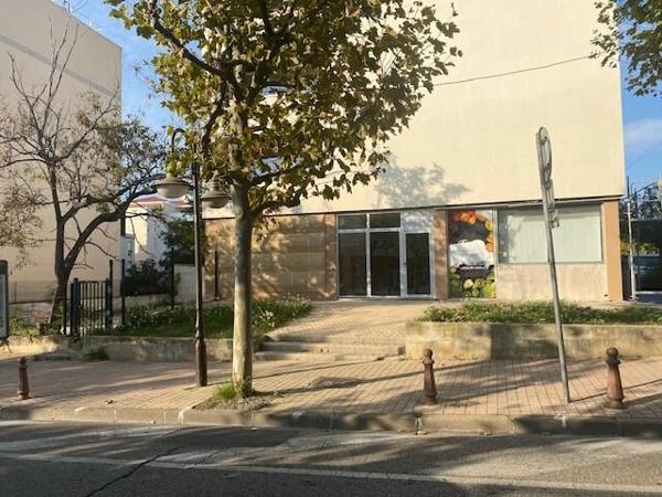 MAGNIFIQUE LOCAL Commercial en Angle de la rue Principale de Rognac