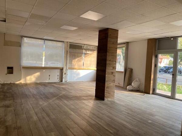 MAGNIFIQUE LOCAL Commercial en Angle de la rue Principale de Rognac