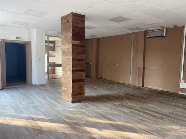 MAGNIFIQUE LOCAL Commercial en Angle de la rue Principale de Rognac