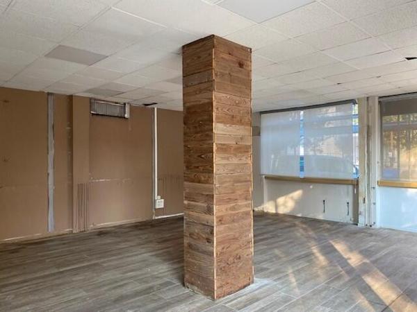 MAGNIFIQUE LOCAL Commercial en Angle de la rue Principale de Rognac