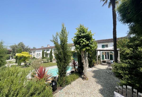 LONGEREDE 580 m²  AVEC 2 HABITATIONS SUR UNE PARCELLE DE 2295 m²